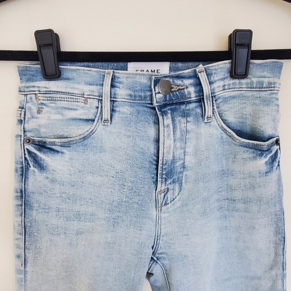 Frame Le High Skinny Crop in Pali Wash - Picture 3 of 14